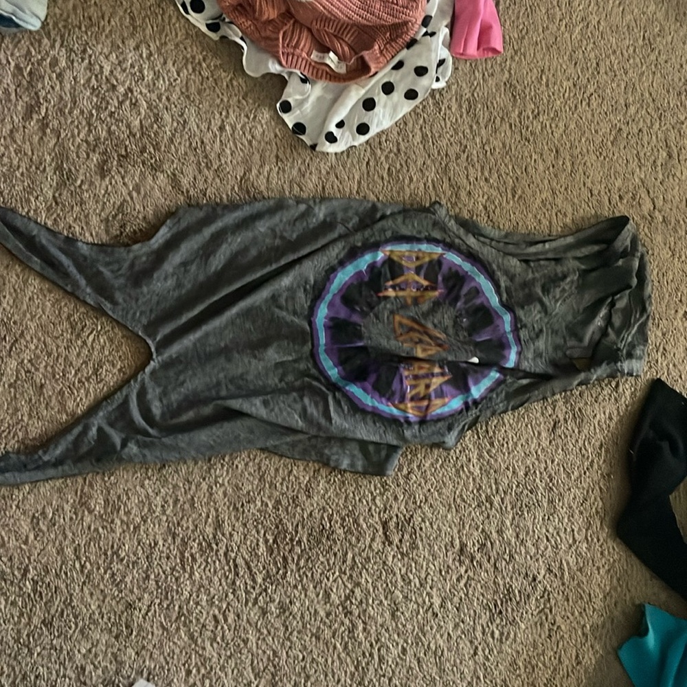 Def Leppard Band tee.